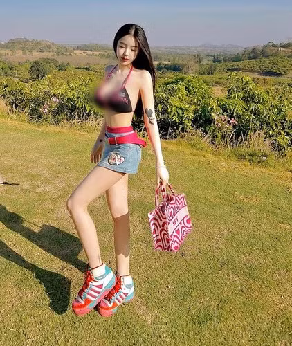 Tuy vậy, vì thói quen diện đồ ngắn, hở, hot girl Spy từng nhận không ít chỉ trích.