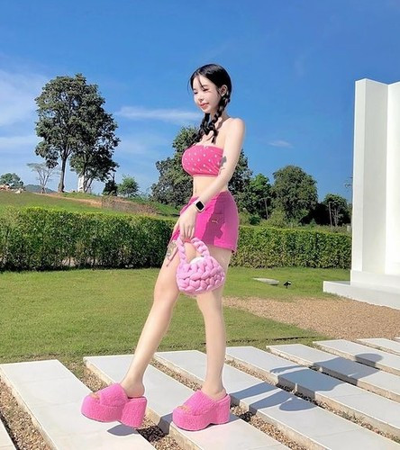 Nhiều người nhìn vào trang phục hở hang quá đà, "mặc như không mặc" của Spy mà ngán ngẩm lắc đầu.