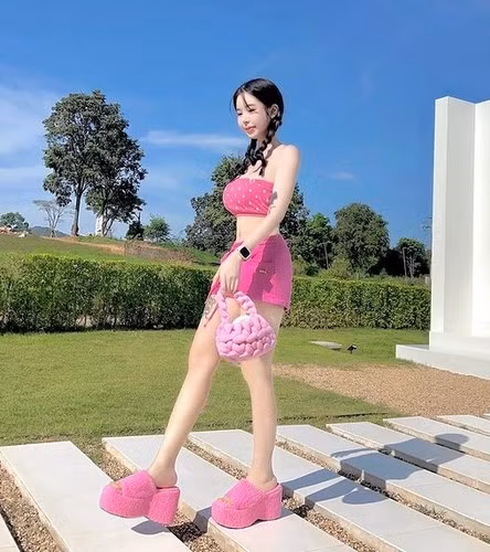 Nhiều người nhìn vào trang phục hở hang quá đà, "mặc như không mặc" của Spy mà ngán ngẩm lắc đầu.