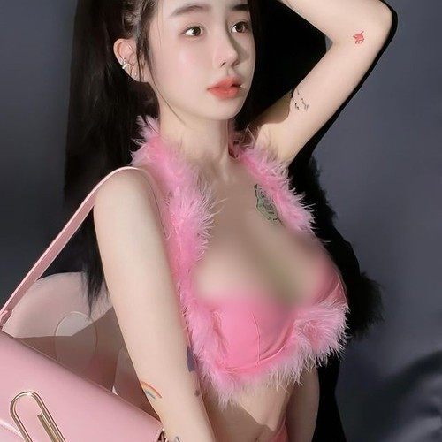Một bộ trang phục hở bạo khác của hot girl.