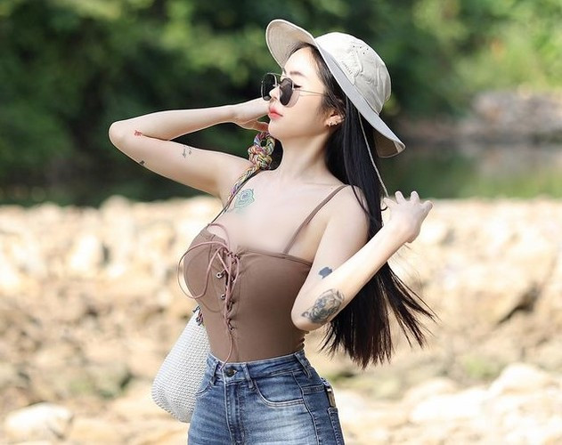 Spy thường diện nội y hoặc cố tình để lộ nội y, thoải mái dạo phố, mua sắm.