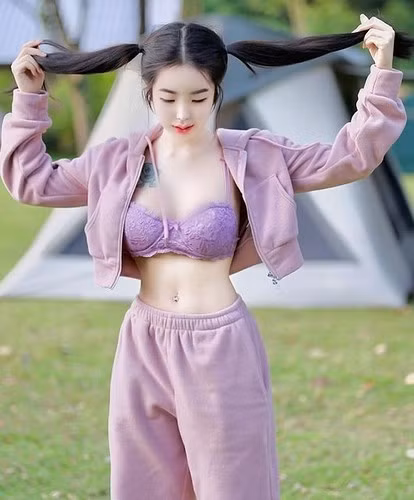 Được xem là hot girl thế hệ mới sở hữu phong cách thời trang táo bạo, Spy ngày càng thu hút sự chú ý.