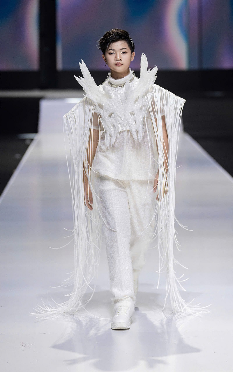 Mới đây, mẫu nhí Phong Thiên gây chú ý khi góp mặt trong Tuần lễ Thời trang Quốc tế Việt Nam. Cậu bé trình diễn bộ sưu tập Inner của NTK Ivan Trần.