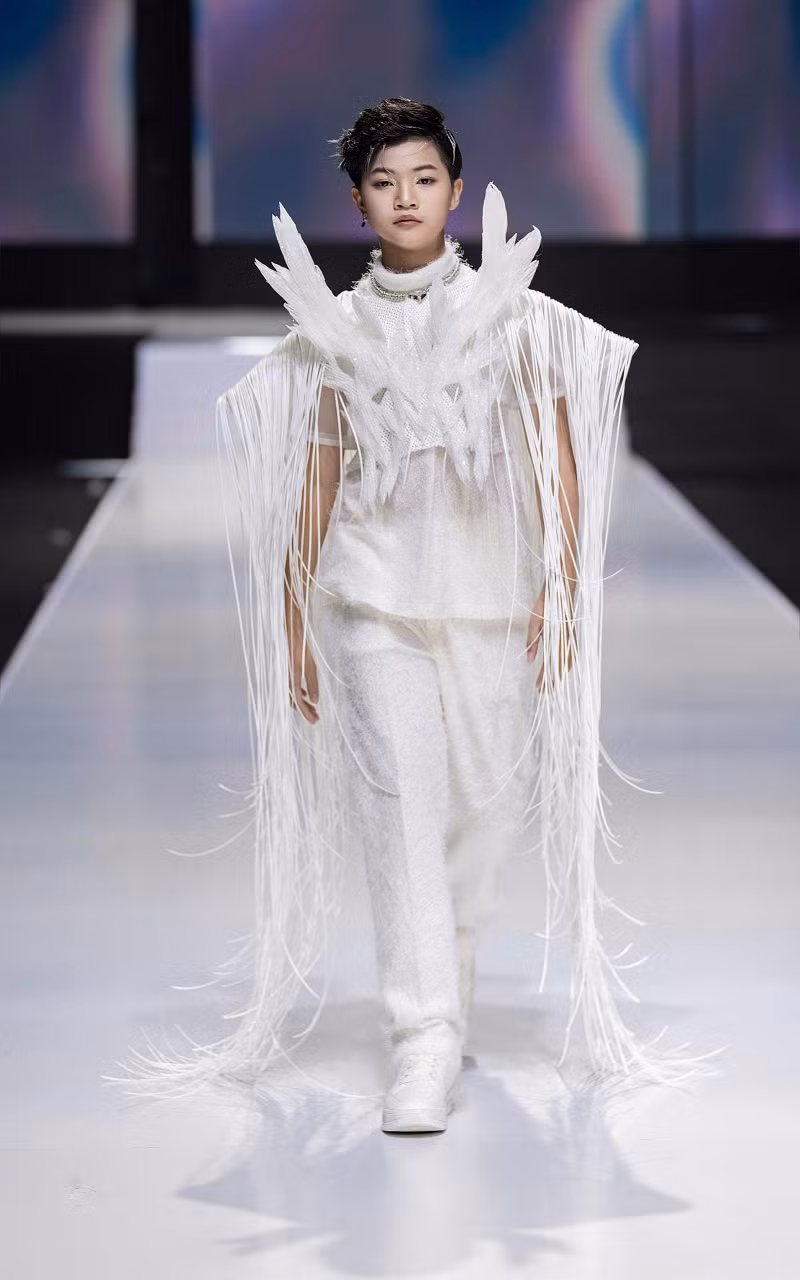 Mới đây, mẫu nhí Phong Thiên gây chú ý khi góp mặt trong Tuần lễ Thời trang Quốc tế Việt Nam. Cậu bé trình diễn bộ sưu tập Inner của NTK Ivan Trần.