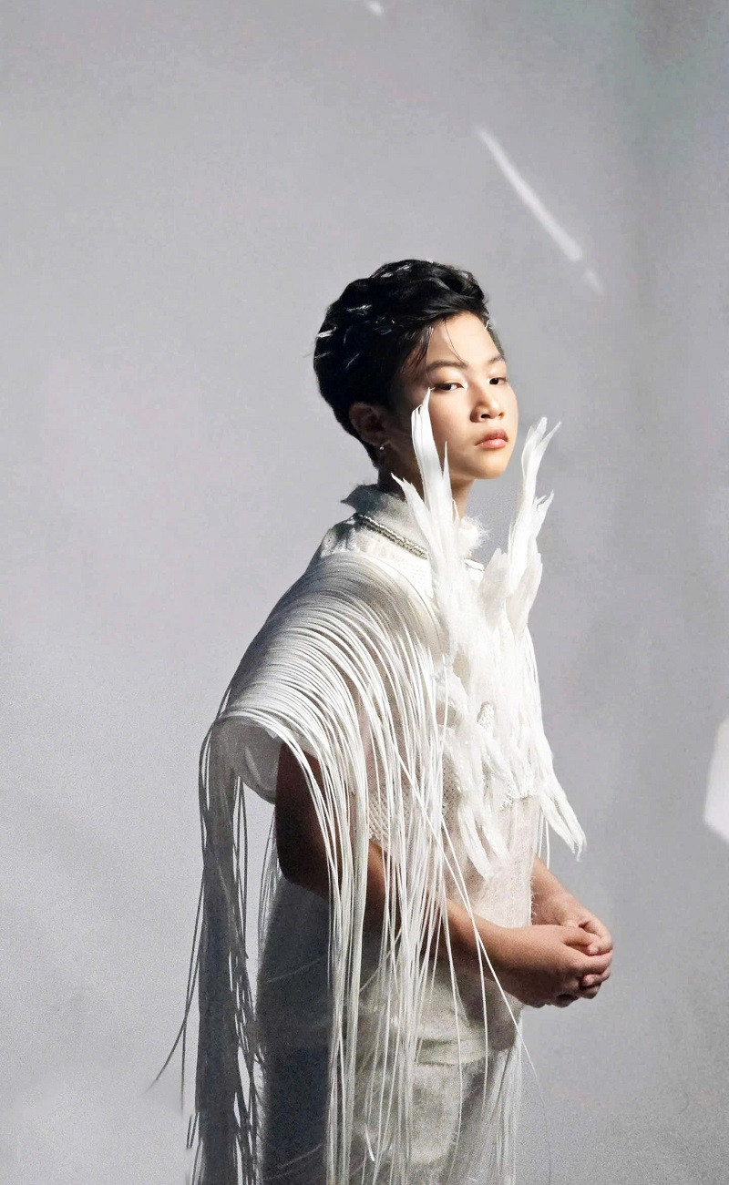 Phong Thiên, với vẻ ngây thơ nhưng bản lĩnh trên sàn diễn, đã thực sự hóa thân thành một chiến binh trẻ trong thiết kế nghệ thuật của NTK Ivan Trần.