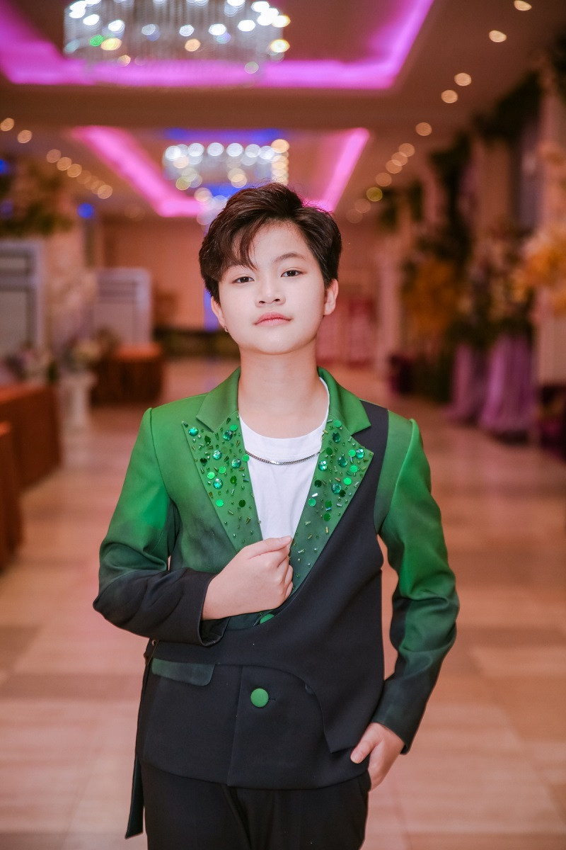 Những ca khúc của Phong Thiên không chỉ gây ấn tượng bởi giọng hát trong trẻo, mà còn từ cách biểu diễn đầy cảm xúc, chuyên nghiệp của cậu bé trên sân khấu.