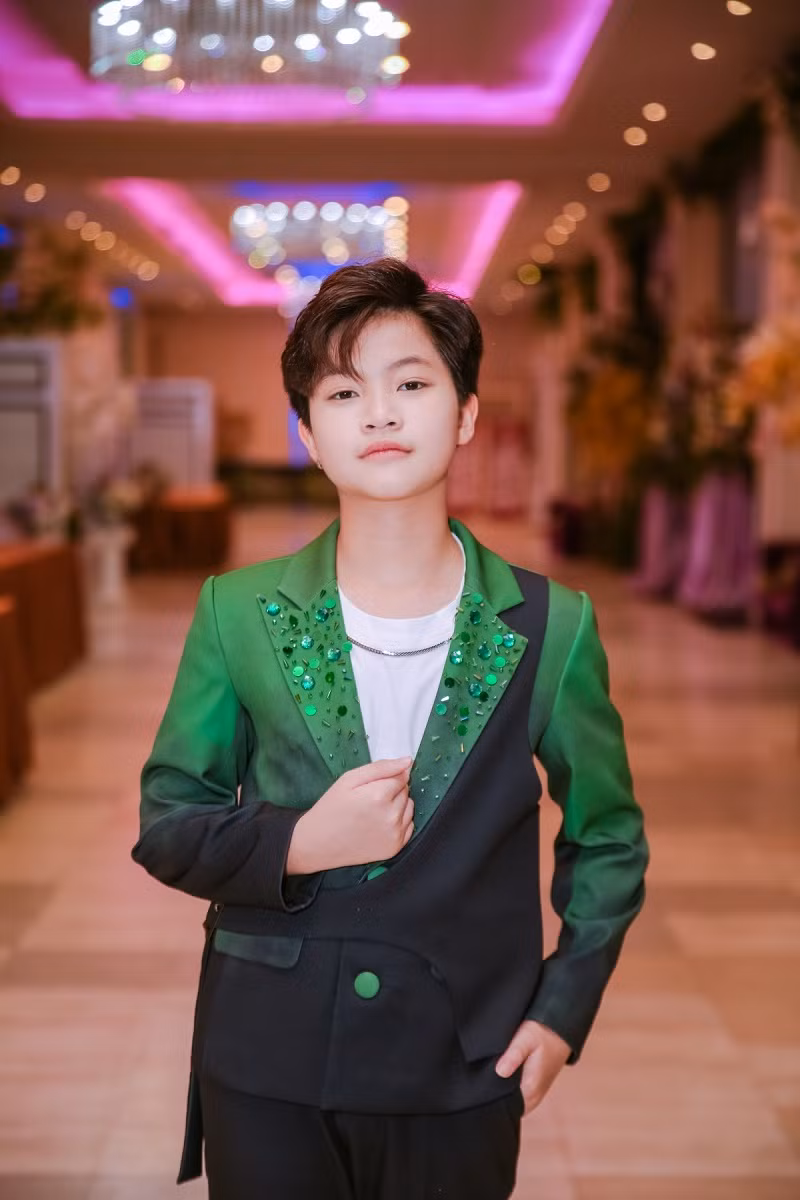 Những ca khúc của Phong Thiên không chỉ gây ấn tượng bởi giọng hát trong trẻo, mà còn từ cách biểu diễn đầy cảm xúc, chuyên nghiệp của cậu bé trên sân khấu.