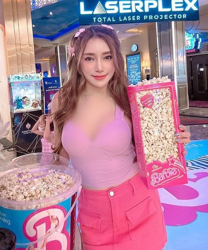 Tatotukta sở hữu hơn 1 triệu người theo dõi, hâm mộ chỉ tính riêng trên trang IG. Cô nàng nhận được rất nhiều sự yêu thích nhờ những trang phục màu hồng hệt như búp bê Barbie.