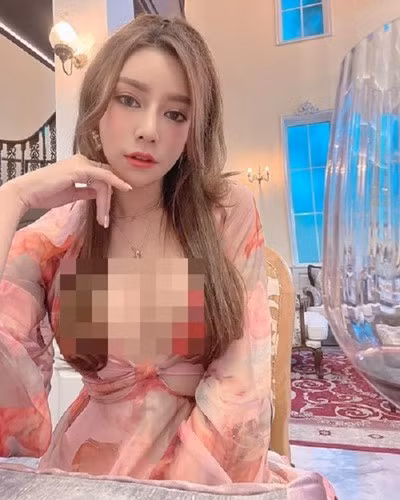 Cũng nhờ khuôn mặt xinh như búp bê, làn da trắng hồng mịn màng và gu thời trang bắt mắt, bốc lửa, hot girl người Thái luôn là tâm điểm chú ý mỗi khi xuất hiện.