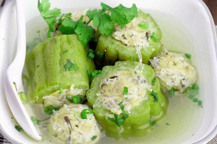 Mướp đắng là nguồn cung cấp vitamin A, vitamin C, chất xơ, các hợp chất chống oxy hóa. Mướp đắng là thực phẩm giúp ổn định đường máu hiệu quả, kiểm soát mỡ máu, phòng chống thoái hóa võng mạc mắt, làm đẹp da, hỗ trợ giảm cân, bổ gan và giúp thanh nhiệt cơ thể. Mướp đắng (dạng tươi, dạng khô) còn là vị thuốc dân gian hỗ trợ điều trị bệnh đái tháo đường, giảm mỡ máu… Loại quả này có thể ăn sống hoặc chế biến thành nhiều món ngon như: mướp đắng xào trứng, mướp đắng nhồi thịt, mướp đắng thái mỏng ăn cùng ruốc… Ảnh minh họa