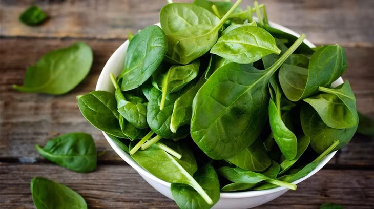 Rau chân vịt có tác dụng trị chứng viêm loét ở miệng, khô môi, viêm lưỡi, viêm da do thời tiết mùa thu thay đổi thất thường và quá khô hanh gây ra. Do đó, nên thường xuyên chế biến loại thực phẩm này trong thực đơn mùa thu rất có lợi cho sức khỏe, giúp nâng cao sức đề kháng. Ảnh minh họa