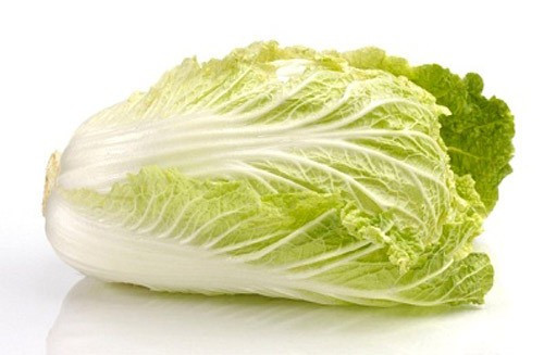 Cải thảo là thực phẩm giúp thanh nhiệt, đẹp da, chống lão hóa. Vitamin C trong cải thảo giúp tăng cường miễn dịch cơ thể. Cải thảo được dùng trong bữa ăn hàng ngày, chế biến thành nhiều món như: canh, kim chi, salad… bổ dưỡng, tốt cho đường tiêu hóa, thanh nhiệt cơ thể. Ảnh minh họa