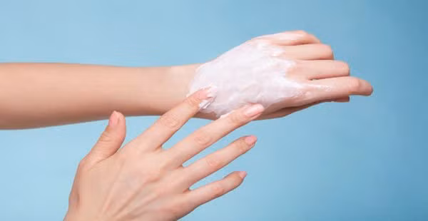 Bi kip cham soc da tay mem mai trong thoi tiet hanh kho-Hinh-3