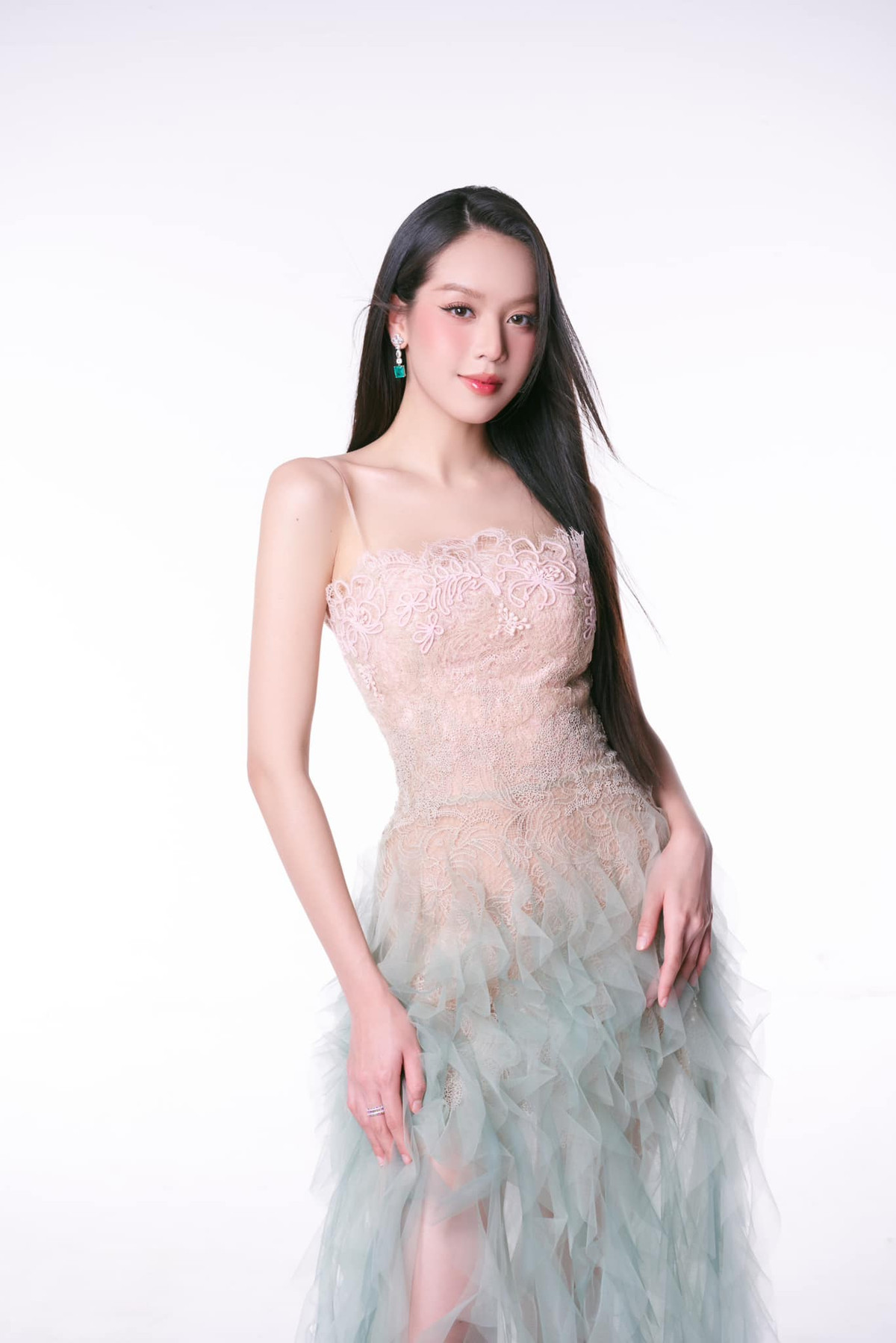 Trong đoạn clip, Thanh Thuỷ xuất hiện tự tin và rạng rỡ, chia sẻ lưu loát bằng tiếng Anh. Cuộc trò chuyện đã được Andrea đăng tải trên Instagram cá nhân, nhanh chóng thu hút sự quan tâm và ủng hộ nhiệt tình từ cộng đồng khán giả quốc tế.