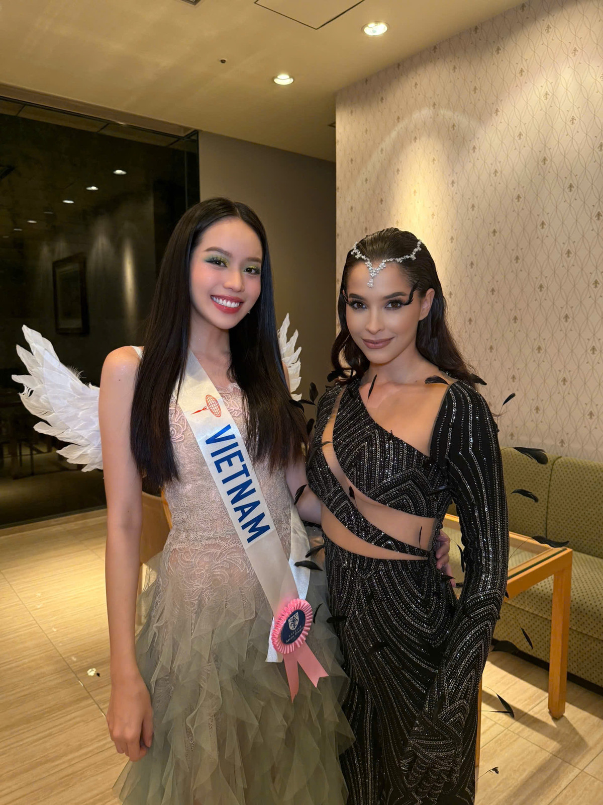 Mới đây, Thanh Thủy còn có cơ hội đặc biệt khi được đương kim Hoa hậu Quốc tế - Andrea Rubio phỏng vấn trong chuyên mục “Miss Microphone”.