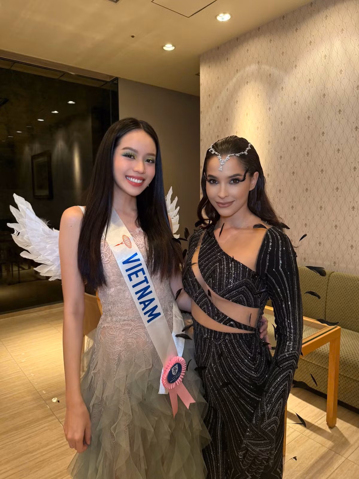 Mới đây, Thanh Thủy còn có cơ hội đặc biệt khi được đương kim Hoa hậu Quốc tế - Andrea Rubio phỏng vấn trong chuyên mục “Miss Microphone”.