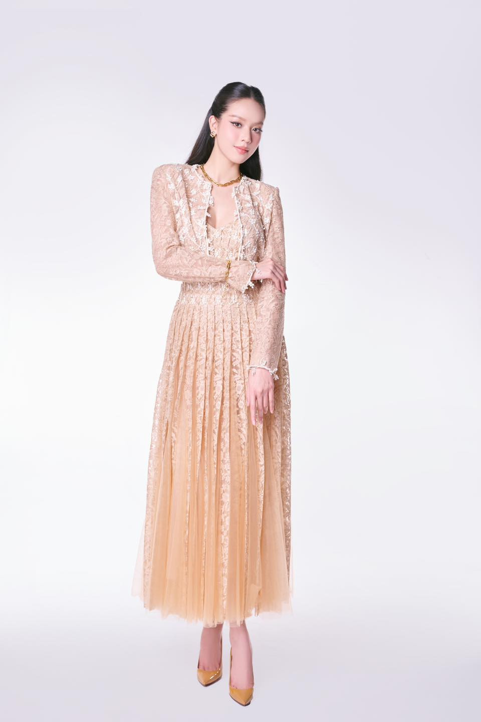 Cùng ngày, Hoa hậu Thanh Thủy và một số thí sinh đã tham gia buổi tình nguyện trang điểm cho các sinh viên tại trường Professional University of Beauty &amp; Wellness.