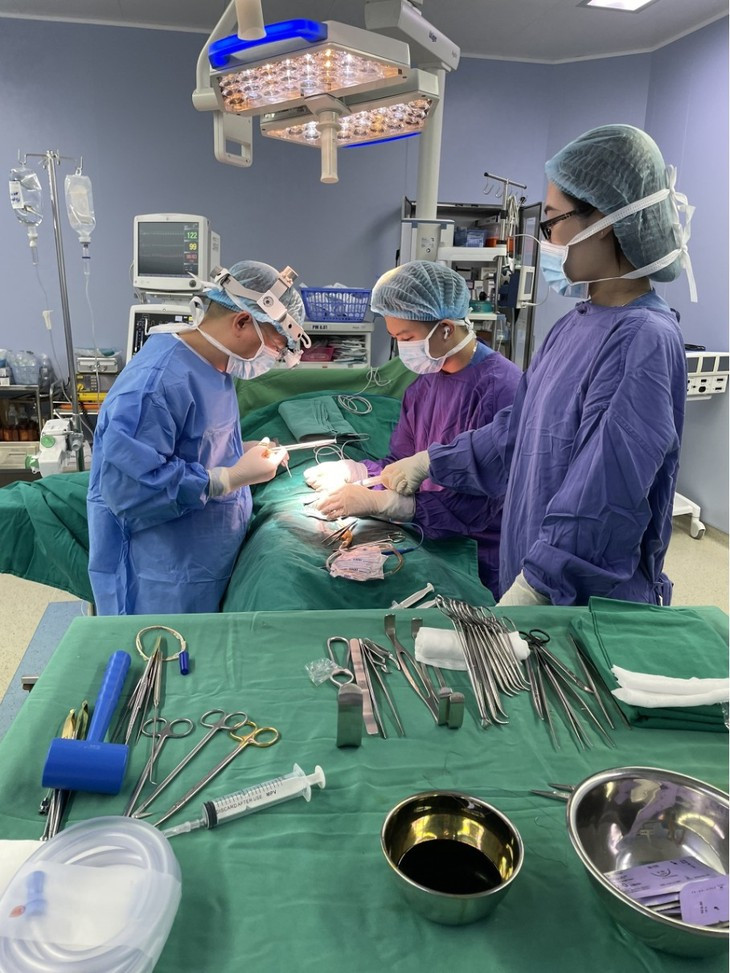 Cuu song nam thanh nien bi tai nan vo lun xuong so nguy kich