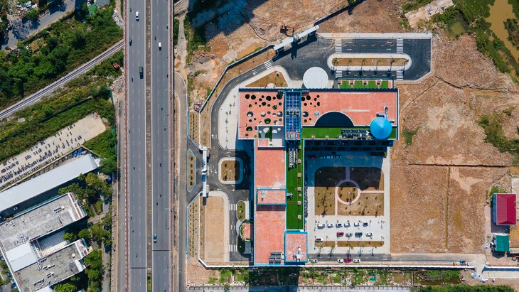 Nhân lực của bệnh viện khoảng 200 bác sĩ đến từ các bệnh viện lớn như Bệnh viện Nhi Trung ương, Bệnh viện Đa khoa Xanh Pôn, Đại học Y Hà Nội và các bệnh viện hạng 1 của thành phố, đảm bảo công tác khám, chẩn đoán, điều trị bệnh kịp thời.