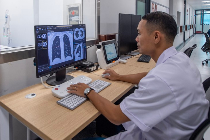 Ngoài ra, máy có chế độ chụp liều thấp, có thể giảm đến 90% liều tia so với chế độ chụp thường nhưng vẫn cho hình ảnh đáp ứng nhu cầu chẩn đoán.