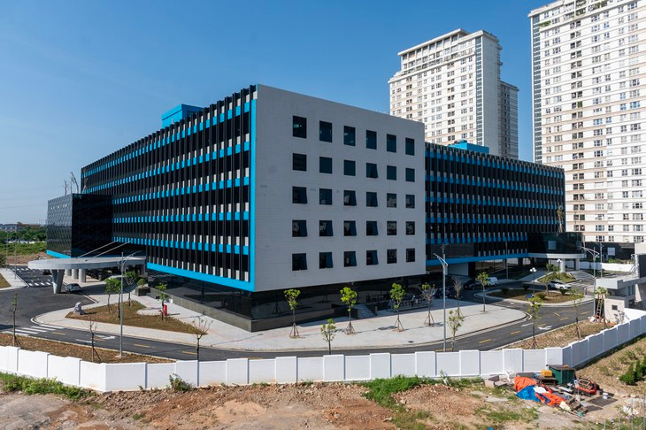 Giai đoạn 1 của công trình gồm 2 khối nhà cao 6 tầng và một tầng hầm với tổng diện tích sàn 34.364 m2. Trong đó, đơn nguyên 1A có diện tích 17.316 m2, gồm khoa khám bệnh; các khu cấp cứu, nghiệp vụ kỹ thuật và cận lâm sàng; hành chính. Đơn nguyên 1B có diện tích 11.797 m2, có chức năng điều trị nội trú và dịch vụ tích hợp.