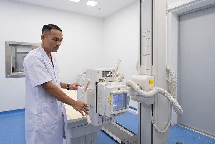 Hệ thống máy chụp X-quang có chế độ chụp riêng cho từng lứa tuổi (sơ sinh, trẻ nhỏ), giúp giảm tối đa liều tia cho trẻ nhưng vẫn cho hình ảnh rõ nét.