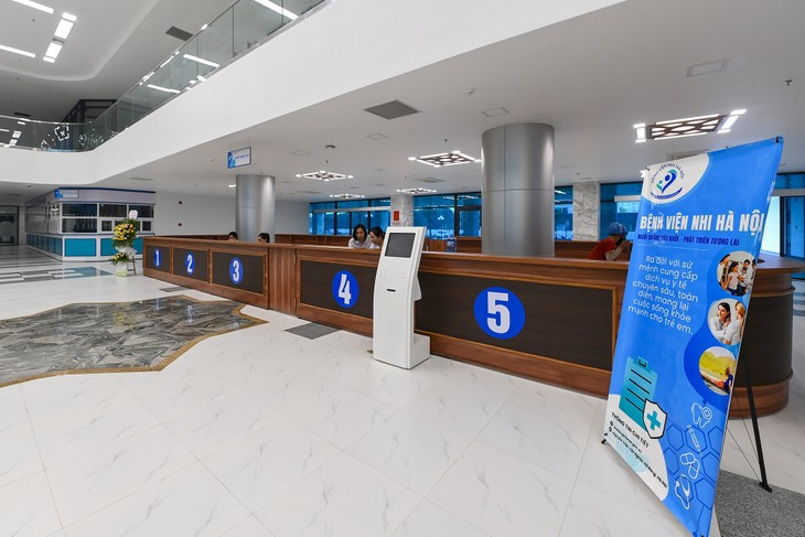 Khu vực sảnh chính của bệnh viện rộng rãi và tiện nghi. Bệnh nhân sẽ đăng ký khám tự động qua nhận diện khuôn mặt và được hướng dẫn đi vào khu khám bệnh. Bệnh viện sẽ tiếp nhận người dân đến khám, chữa bệnh từ ngày 9/10, nhân dịp kỷ niệm 70 năm Ngày Giải phóng Thủ đô (10/10/1954 - 10/10/2024).