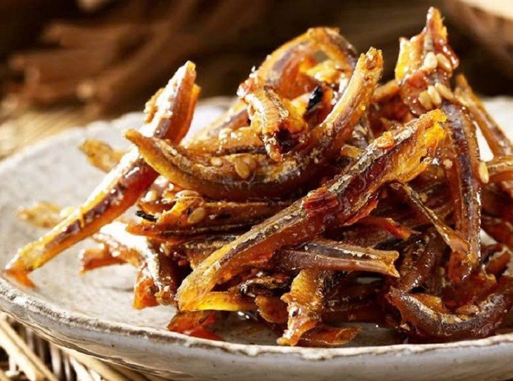 Hỗ trợ giảm cân và tăng cơ: Cá cơm chứa một lượng protein đáng kể và lượng calo thấp, vì vậy đây được xem là món ăn lý tưởng trong thực đơn giảm cân. Tiêu thụ cá cơm sẽ làm mức độ protein tăng lên, từ đó tạo ra cảm giác no và ngăn chặn việc ăn quá nhiều. Đồng thời, cung cấp nguồn dinh dưỡng dồi dào, có lợi cho sức khỏe mà không làm tăng thêm calo. Ngoài ra, thực phẩm này đặc biệt được khuyến khích cho quá trình phát triển cơ bắp. Đó là lý do tại sao cá cơm rất quan trọng đối với những người luyện tập các hoạt động thể chất và vận động viên. Ảnh Internet