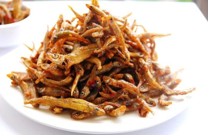 Cải thiện sức khỏe tim mạch: Cá cơm chứa một lượng lớn chất béo không bão hòa đa, có thể làm giảm cholesterol LDL (có hại) giúp giảm nguy cơ xơ vữa động mạch, đau tim và đột quỵ.