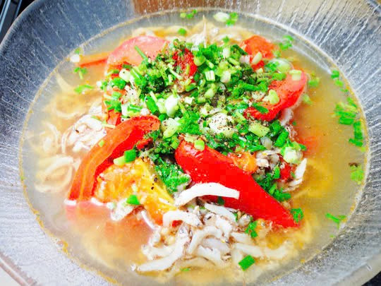 Giàu Niacin &amp; Vitamin B12: Lượng vitamin B12 và niacin dồi dào trong cá cơm giúp duy trì chức năng hệ thần kinh khỏe mạnh. Các vitamin này cũng giúp ngăn ngừa trầm cảm, mệt mỏi, lú lẫn, tổn thương dây thần kinh. Ảnh Internet