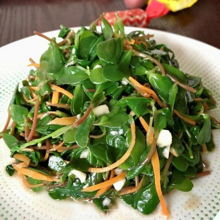  Thanh lọc và giải nhiệt cơ thể: Với tính mát và khả năng giải nhiệt, rau sam rất hiệu quả trong việc thanh lọc cơ thể. Sử dụng rau sam để nấu canh, ép nước uống hoặc sắc nước có thể giúp giải độc cơ thể và làm mát, đặc biệt trong mùa hè. Các chất chống oxy hóa trong rau sam giúp loại bỏ các độc tố và cải thiện sức khỏe tổng quát. Ảnh Internet