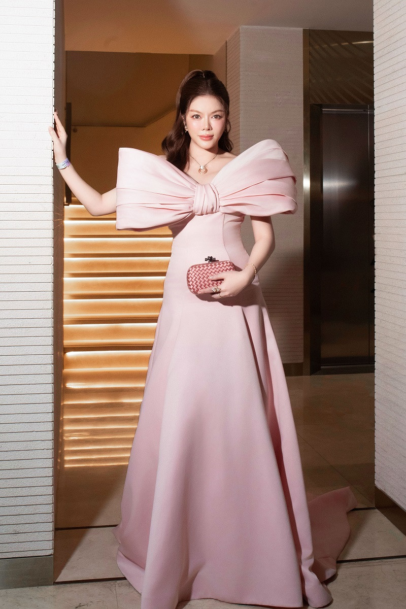 Xuất hiện tại sự kiện mới đây, Lý Nhã Kỳ lựa chọn chiếc váy với kiểu dáng như một chiếc nơ khổng lồ được cách điệu tinh tế. Trang phục đã tôn lên vóc dáng gợi cảm và thần thái sang trọng của nữ diễn viên.