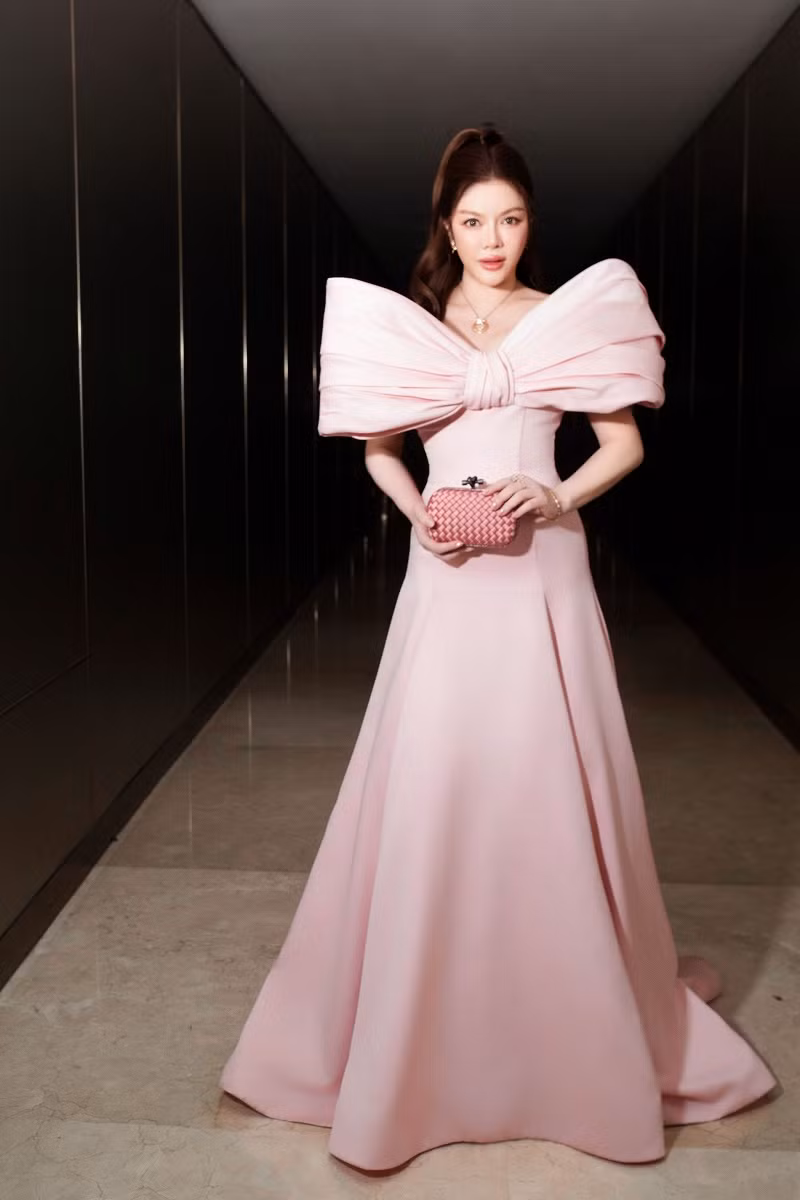 Màu hồng ngọt ngào, nữ tính càng làm tăng thêm vẻ đẹp dịu dàng, cuốn hút của cô.