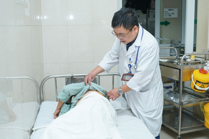 Cu ba tu dieu tri zona than kinh, bi bien chung nguy hiem