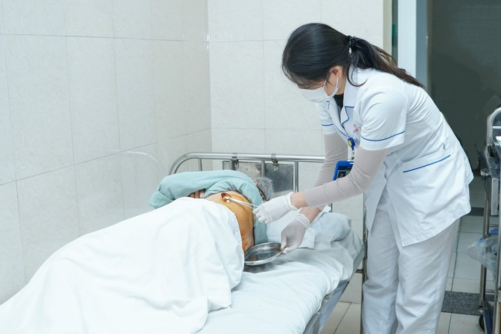 Cu ba tu dieu tri zona than kinh, bi bien chung nguy hiem-Hinh-2