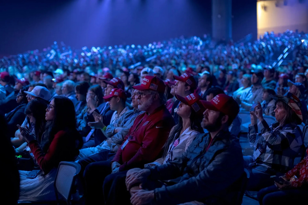 Bài phát biểu 90 phút của ông Donald Trump gây sửng sốt - Hình 2 Bai phat bieu 90 phut cua ong Donald Trump gay sung sot-Hinh-2