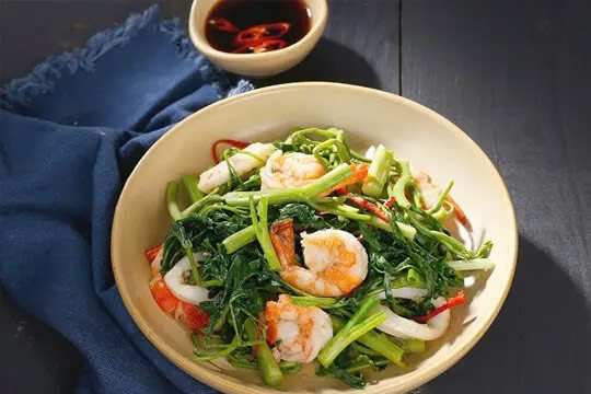 Các bộ phận của rau nhút thường được sử dụng để nấu ăn là ngọn, thân và lá, các bộ phận này đều chứa hàm lượng chất dinh dưỡng cao và chứa ít calo. Ngoài ra rau nhút là loại thực phẩm giàu protein, ít chất béo và hàm lượng khoáng chất trong rau nhút cao và đa dạng. Ảnh Internet