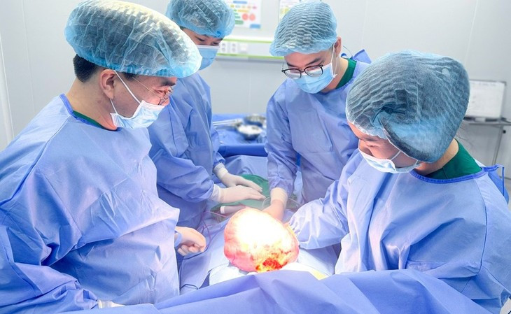 Cat bo khoi u buong trung khong lo cho cu ba 69 tuoi