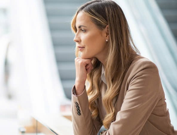  Chống cằm: Chống tay lên cằm lâu ngày sẽ ảnh hưởng đến xương cằm và lưu thông máu. Hành động này có thể khiến cho cằm bị lệch và da vùng cằm của bạn lão hóa nhanh hơn. Nếu chống cằm một bên lâu dài sẽ khiến gương mặt bị biến dạng, mất cân đối.