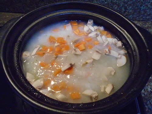 Cải thiện sức khỏe đường ruột: Nấm mỡ giúp tăng hệ vi sinh tốt trong ruột và giảm vi khuẩn xấu trong đường tiêu hóa. Hơn nữa, loại nấm này còn bảo vệ bạn khỏi các tổn thương đường tiêu hóa do nhiệt vì nhờ có chứa selen. Đây là một hợp chất có hoạt tính sinh học và có thể giúp bạn giảm nhẹ tình trạng rò rỉ đường ruột, tổn thương biểu mô và lớp bảo vệ do stress oxy hóa. Các nghiên cứu cho thấy nấm có thể có lợi hơn thịt vì có tác dụng nhuận tràng và cải thiện sức khỏe đường ruột. Ảnh Internet