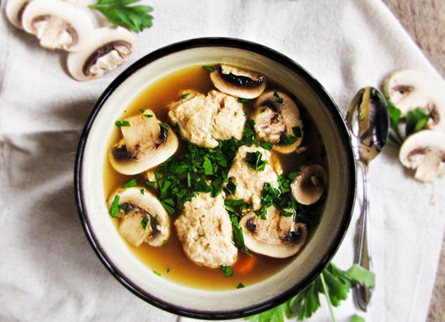 Đẩy lùi lão hóa: Ploysaccharide là một chất chống oxy hóa có nhiều trong nấm mỡ trắng, có công dụng rất tốt trong việc phục hồi và cải thiện các dấu hiệu lão hóa trên làn da. Thêm loại nấm này vào chế độ ăn uống hàng ngày sẽ giúp bạn đẩy lùi lão hóa và duy trì được sự trẻ trung. Ảnh Internet