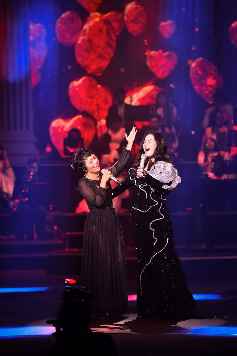 Danh ca Y Lan het loi khen Ngoc Cham tren san khau-Hinh-2