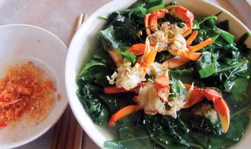 Điều hòa kinh nguyệt: Rau lủi được cho là có tác dụng điều hòa kinh nguyệt và hỗ trợ sức khỏe phụ nữ. Ảnh minh họa