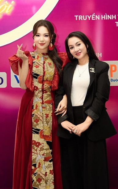 Minh Phương chia sẻ, nếu như NSND Nhật Thuận “tái sinh” tình yêu âm nhạc trong trái tim cô, thì NSƯT Tố Nga đã giúp cô ngẩng cao đầu bước tới trên hành trình sự nghiệp của mình, đặc biệt là theo đuổi dòng nhạc dân gian.