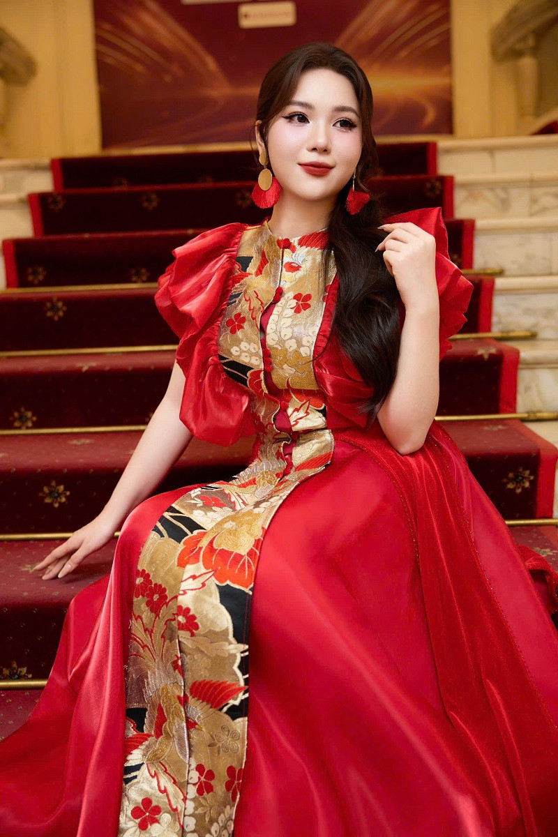 Chính trong lúc nản lòng ấy, Minh Phương tình cờ gặp NSND Nhật Thuận - Đội trưởng Đội ca, Đoàn Văn công Quân khu 3 trong một dịp đi biểu diễn. Ấn tượng với giọng hát của Minh Phương, NSND Nhật Thuận đã tìm gặp nữ ca sĩ và mời cô về cộng tác với Đoàn Văn công Quân khu 3 hiện đóng tại Hải Phòng. Chính sự quan tâm của NSND Nhật Thuận đã “tái sinh” tình yêu nghệ thuật trong con người Minh Phương.