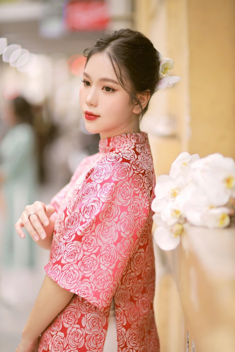 “Trên con đường mình đi, nhìn lại thì tôi cũng có những may mắn. Ở trường, tôi được sự hướng dẫn, đào tạo từ cô giáo Đào Tố Loan, đã cho tôi nền tảng về thanh nhạc. Bây giờ tôi được NSND Nhật Thuận và NSƯT Tố Nga, hai người thầy đã dìu dắt, cho tôi niềm tin vào bản thân, vượt qua sự tự ti, mặc cảm, sẵn sàng chinh phục con đường phía trước. Thời gian thi Giọng hát hay Hà Nội, NSƯT Tân Nhàn cũng dành cho tôi những lời khuyên quý giá. Tất cả những điều ấy trở thành động lực cho tôi phấn đấu”, Minh Phương chia sẻ.