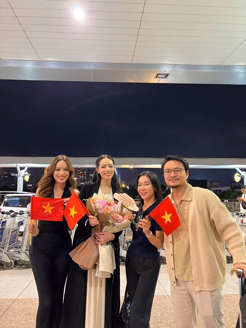 Thạc sĩ Phạm Kim Dung và tổng đạo diễn Hoàng Nhật Nam dù đáp chuyến bay trễ nhưng vẫn kịp đến cổ vũ Thanh Thuỷ ngay tại sân bay.