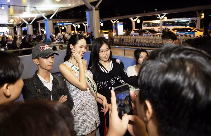 Bên cạnh đó, đông đảo khán giả và người hâm mộ cũng có mặt tại sân bay để cổ vũ Thanh Thủy.