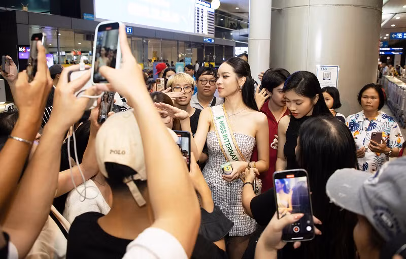 Trước đó, tại bảng xếp hạng Pre-Arrival của chuyên trang Missosology dành cho cuộc thi Miss International 2024, Hoa hậu Thanh Thủy được đánh giá là 1 trong 10 thí sinh nổi bật nhất.