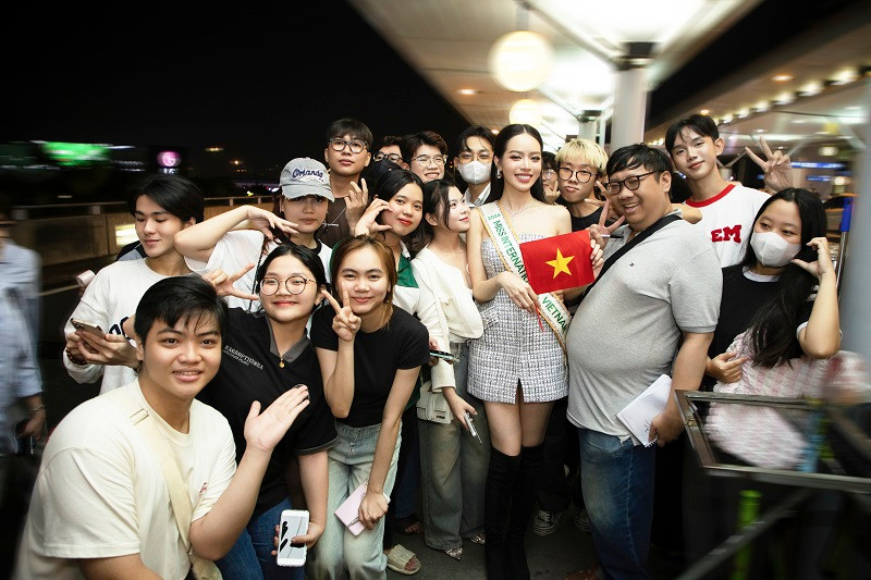 Dù thời gian gấp rút, cô vẫn dành thời gian giao lưu, chụp ảnh kỷ niệm và trình diễn catwalk ngay tại sân bay để đáp lại tình cảm của mọi người.